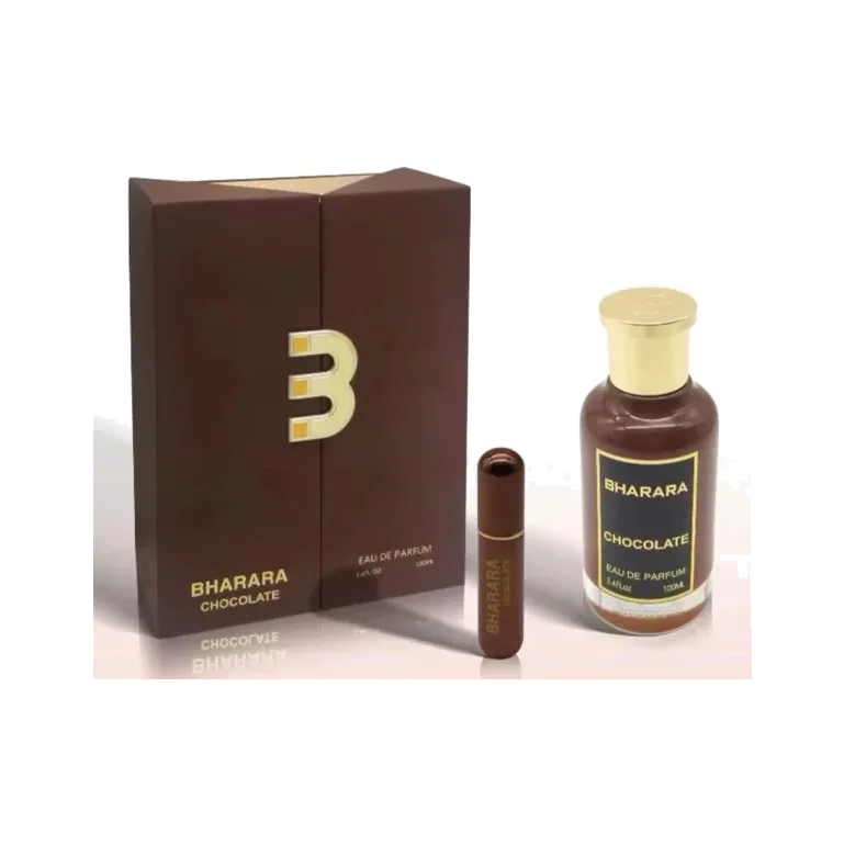 Estuche marrón con la inicial de la casa en dorado, junto a un frasco cilíndrico de vidrio con líquido chocolate, tapa dorada, y un atomizador de viaje marrón delante, sobre fondo blanco con reflejo.