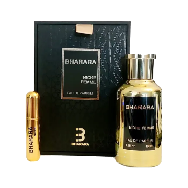 Estuche negro con letras plateadas, junto a un frasco cilíndrico dorado de doble boquilla y un atomizador de viaje dorado, sobre fondo blanco.