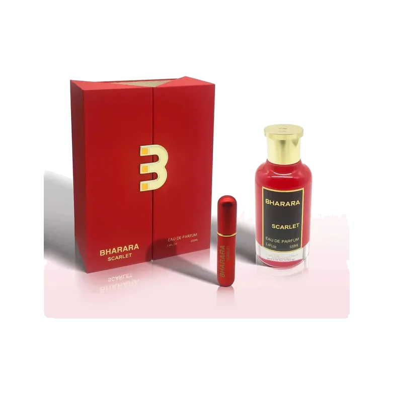 Estuche rojo con la inicial de la casa en dorado, junto a un frasco cilíndrico de vidrio rojo con tapa dorada y un atomizador de viaje rojo, sobre fondo blanco con reflejo.