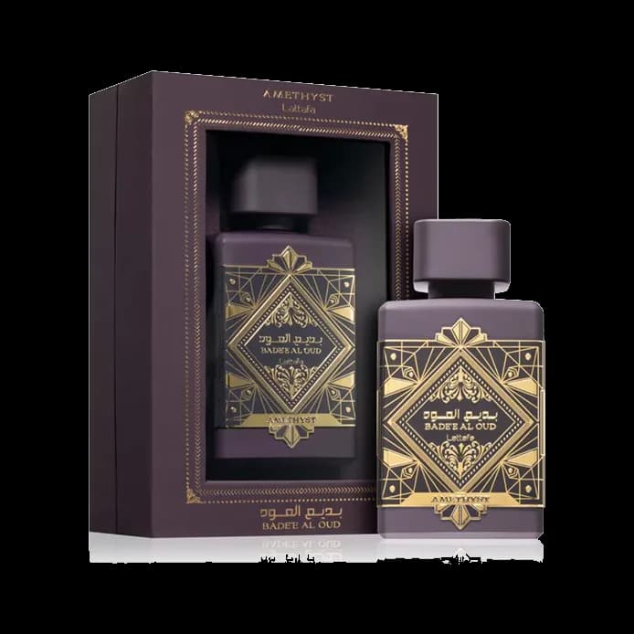 El frasco al lado de su estuche malva con ventana troquelada y marco dorado, ambos sobre fondo blanco.