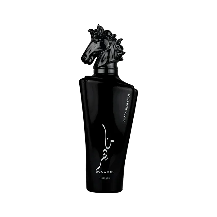 Frasco cónico negro brillante rematado por una cabeza de caballo esculpida en negro, con caligrafía plateada en el cuerpo, sobre fondo blanco.