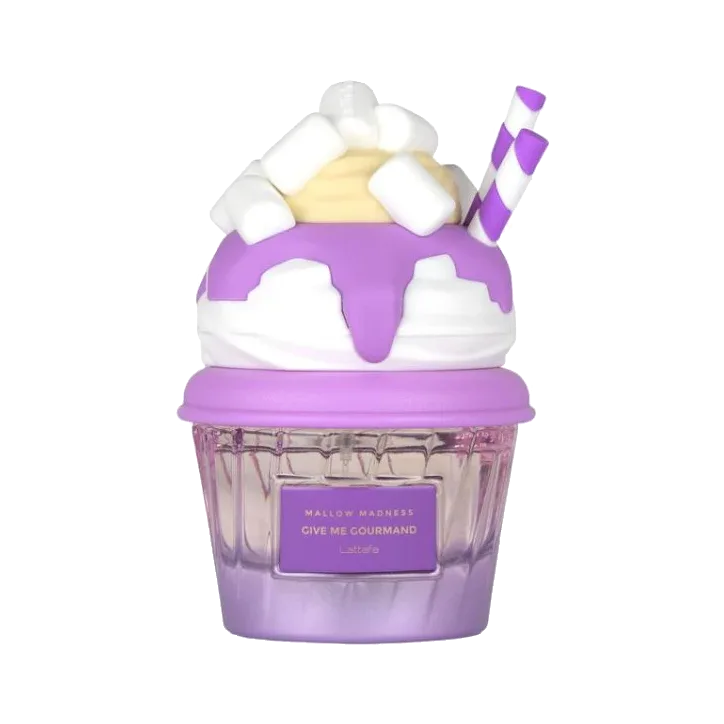 Frasco con forma de cupcake: base acanalada de vidrio lila, crema blanca y lila esculpida, malvaviscos y una pajita a rayas de remate, sobre fondo blanco.