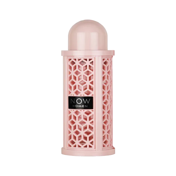 Frasco cilíndrico rosa empolvado con una celosía de rombos calada en el cuerpo, cúpula redondeada y una placa negra con letras blancas, sobre fondo blanco.
