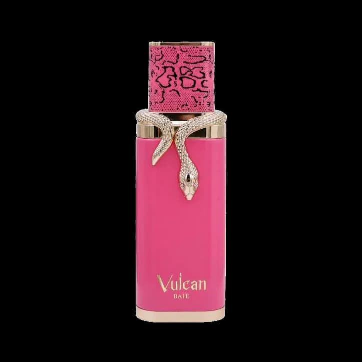 Frasco rectangular alto en rosa fucsia lacado con una serpiente dorada enroscada en el cuello y tapa con textura de piel de serpiente rosa, sobre fondo blanco.