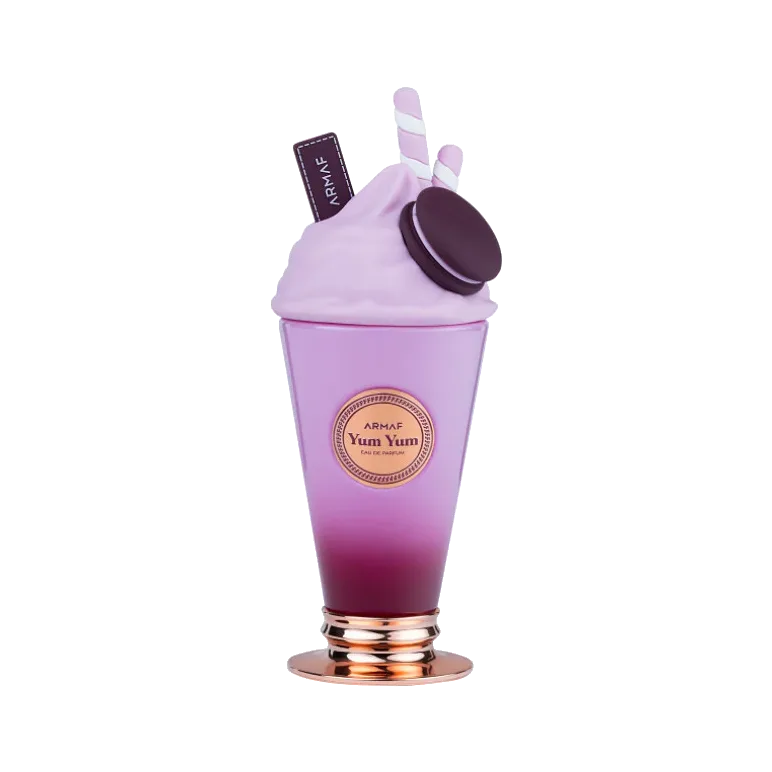 Frasco con forma de copa de malteada sobre pie dorado, degradado de lila a morado, con crema esculpida, una galleta y pajitas a rayas, sobre fondo blanco.