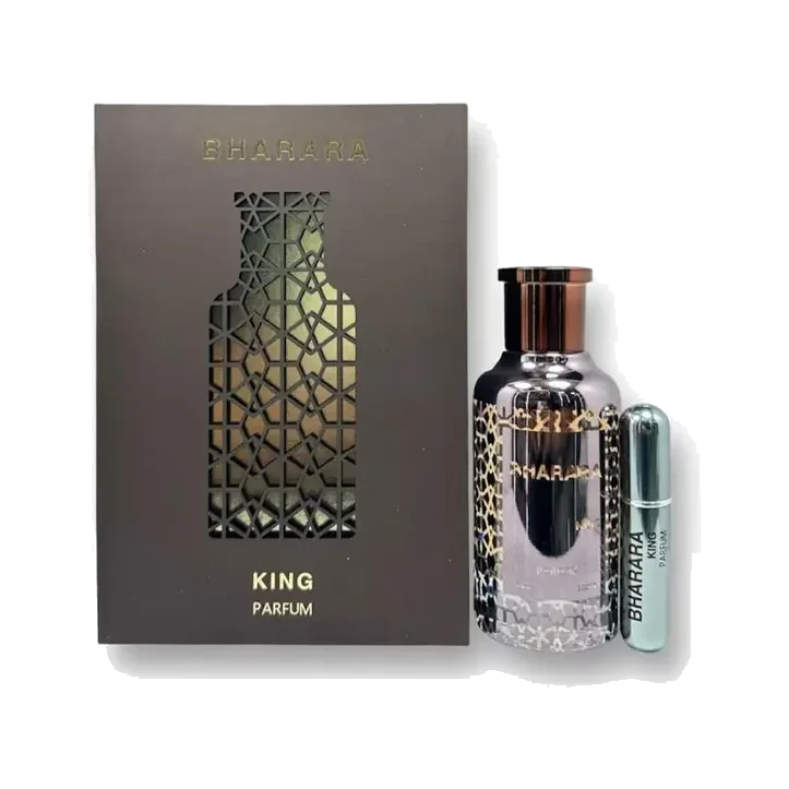 Estuche gris topo con la silueta de un frasco calada en dorado, junto a un frasco de vidrio con enrejado dorado y tapa cobriza, con un atomizador de viaje claro delante, sobre fondo blanco.