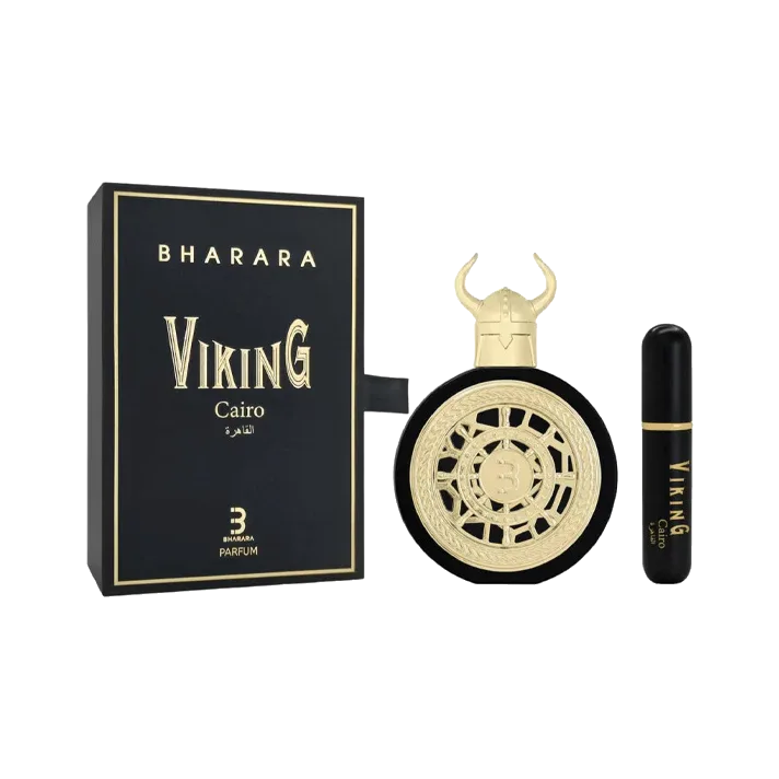Estuche negro con letras doradas, junto a un frasco circular negro con un disco dorado calado en el centro y un yelmo con cuernos como tapón, y un atomizador de viaje negro, sobre fondo blanco.