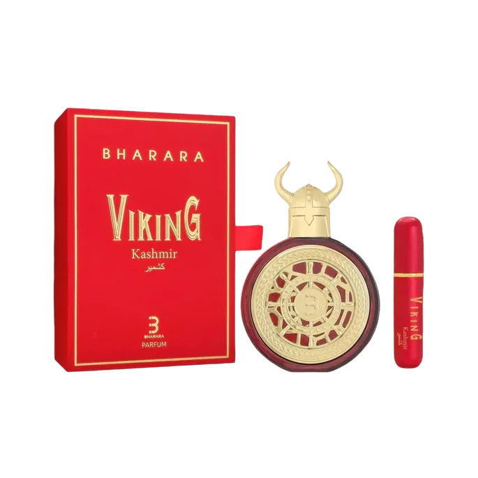 Estuche rojo con letras doradas, junto a un frasco circular granate con disco dorado calado y tapón de yelmo con cuernos, y un atomizador de viaje rojo, sobre fondo blanco.