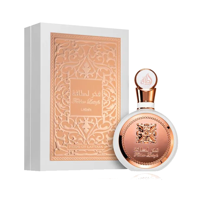 El frasco al lado de su estuche blanco con un panel de arabescos en oro rosa, ambos sobre fondo blanco.