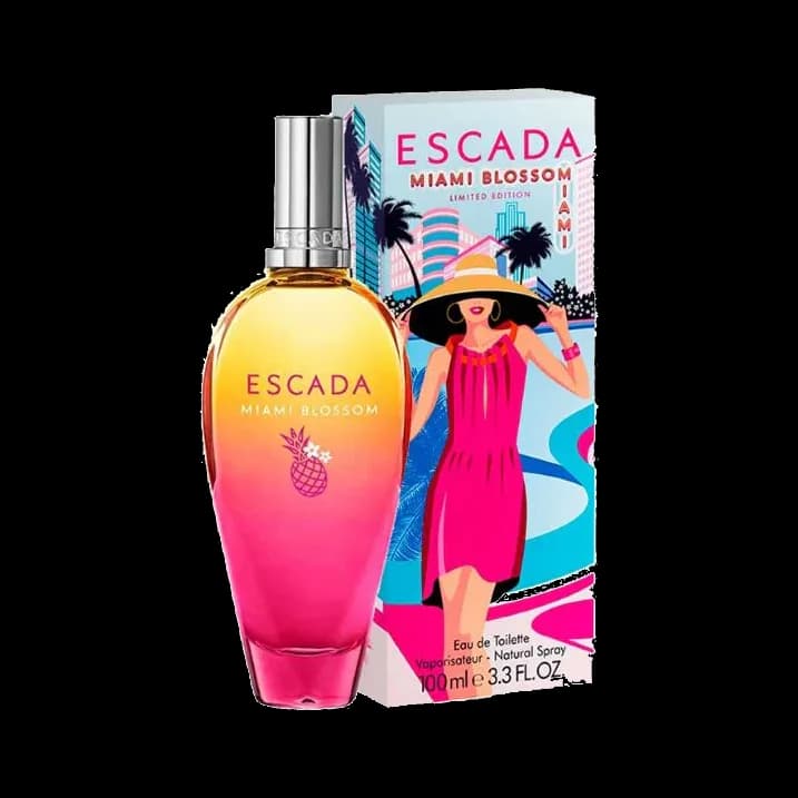 El frasco delante de su estuche ilustrado con una mujer de sombrero y palmeras sobre un fondo de playa, ambos sobre fondo blanco.