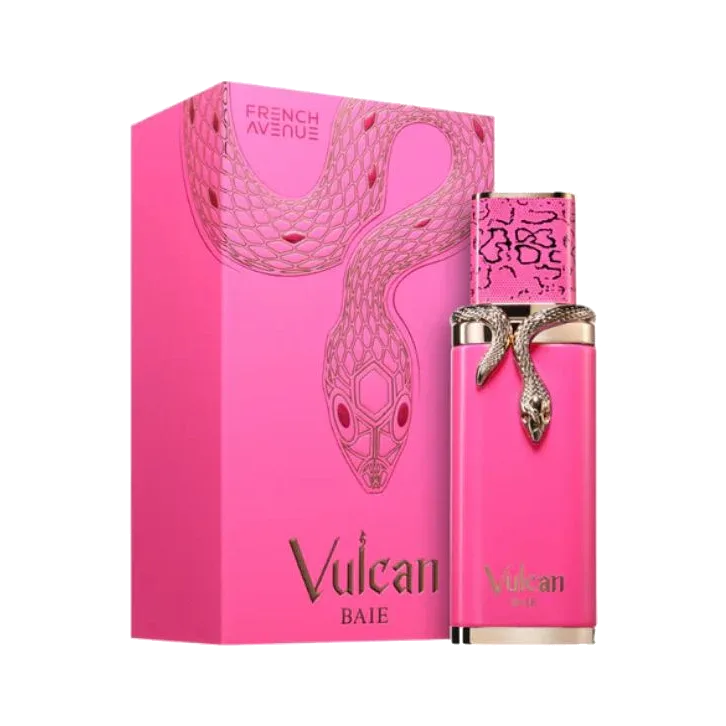 El frasco junto a su estuche fucsia con una serpiente estampada en dorado, ambos sobre fondo blanco.